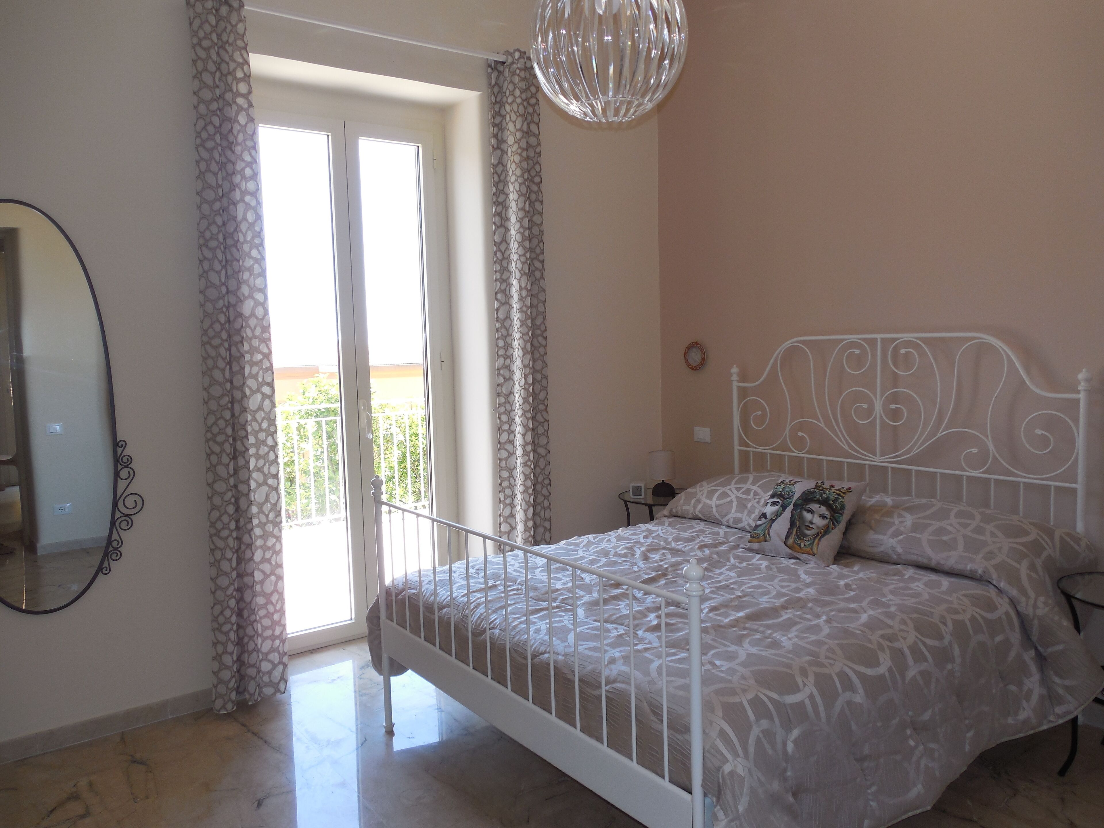 HUGE DOUBLE BEDROOM (172ft²)
