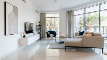 Deluxe-Apartment | Wohnbereich | 50-Zoll-Flachbildfernseher mit Kabelempfang, Fernseher