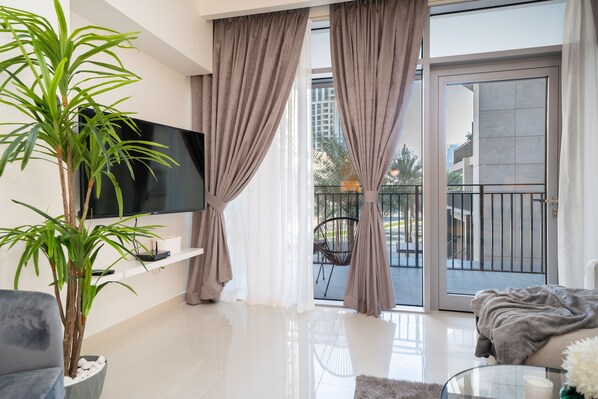 Apartamento clássico | Área de estar | TV de tela plana 50 polegadas com canais a cabo, TV