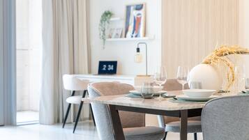 Deluxe Apartment | Dining room