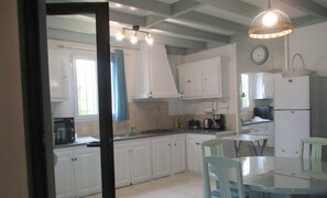 Køleskab, mikrobølgeovn, ovn, kogeplade