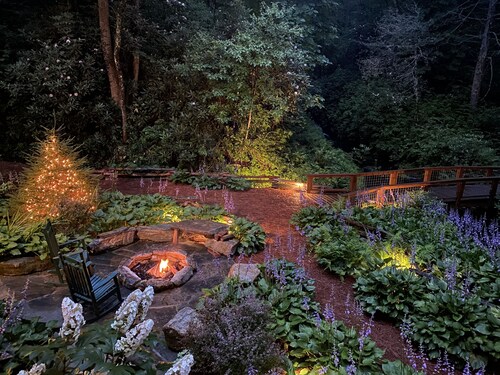 Creek side cottage with fire pit.  Walk to Cashiers. Dog friendly.