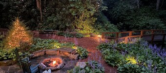 Creek side cottage with fire pit.  Walk to Cashiers. Dog friendly.