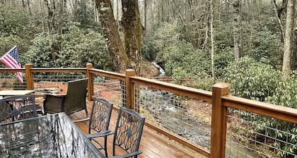 Creek side cottage with fire pit. Walk to Cashiers. Dog friendly.