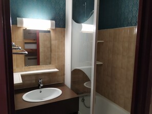 Ensemble douche/baignoire, sèche-cheveux