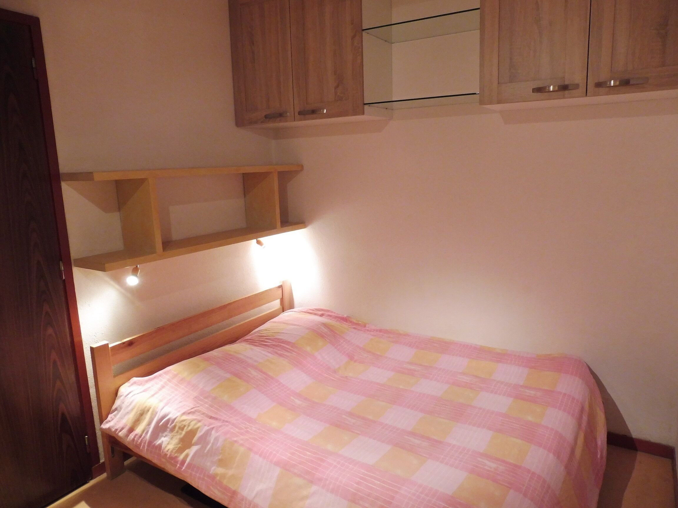 1 chambre, fer et planche à repasser