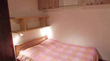 1 chambre, fer et planche à repasser