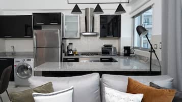 Refrigerador, microondas, horno y cafetera y tetera