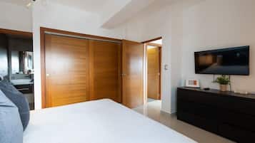 Tabla de planchar con plancha, internet y ropa de cama