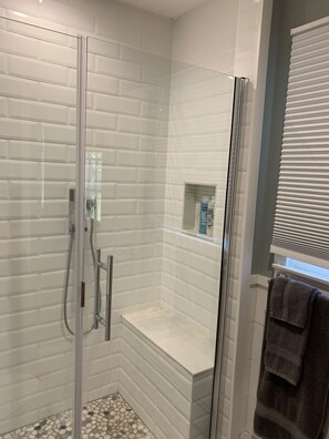 Dusche, Haartrockner, Handtücher, Seife