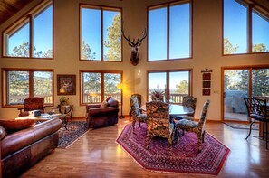 Smart TV, chimenea, reproductor de DVD y tenis de mesa 