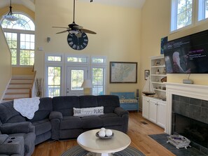 Una Smart TV, una chimenea, un reproductor de DVD, libros