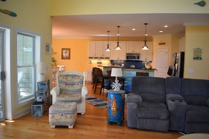 Smart TV, fireplace, DVD player, books - CUSTOM HOME 3 BED/3.5 BATH ON OCEAN PT GOLF COURSE AMENITY CARDS  AVAILABLE (Fripp Island)