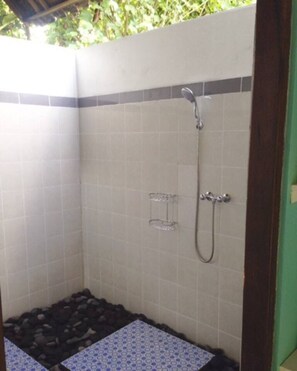Cottage | Bathroom | Shower, towels - Kirana Homestay - Leaf Bungalow (Karangasem)