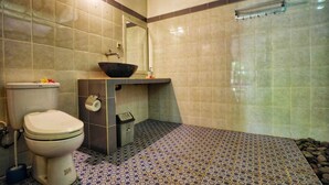 A bathroom with a toilet, sink, and shower. - Kirana Homestay - Leaf Bungalow (Karangasem)