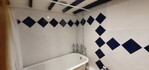Combined shower/tub, free toiletries, hair dryer, towels