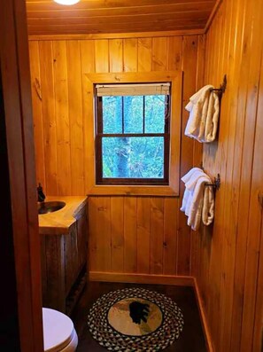 Shower, towels, toilet paper - Rustic Cabin Steps From The Water On Star Lake (Star Lake)