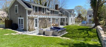 Stunning, Classic Renovated Greek Revival - few mins Walk to Main St & VH Ferry