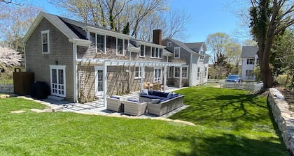 Stunning, Classic Renovated Greek Revival - few mins Walk to Main St & VH Ferry