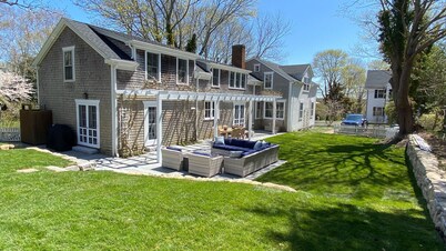 Stunning, Classic Renovated Greek Revival - few mins Walk to Main St & VH Ferry