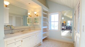 Ensemble baignoire-douche, séchoir à cheveux, serviettes fournies, savon