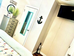 2 soverom, skrivebord, strykejern/-brett og wi-fi (inkludert)