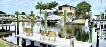 Perfect getaway-waterfront- private Dock-Pet available
