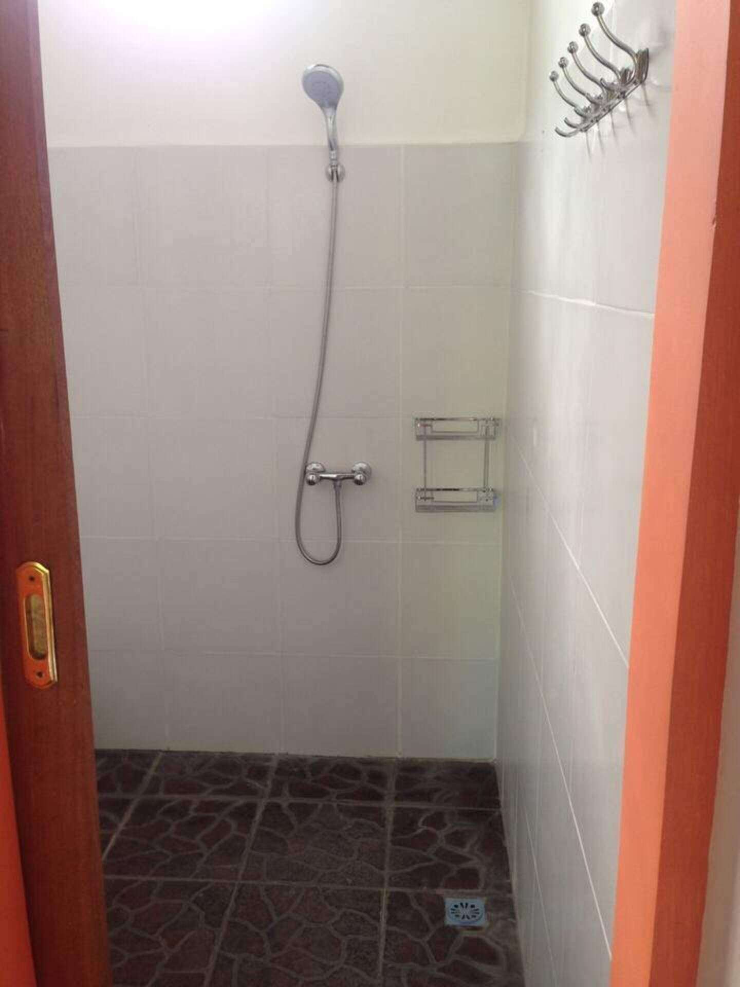 Cottage | Phòng tắm | Buồng tắm vòi sen, khăn tắm, dầu gội 