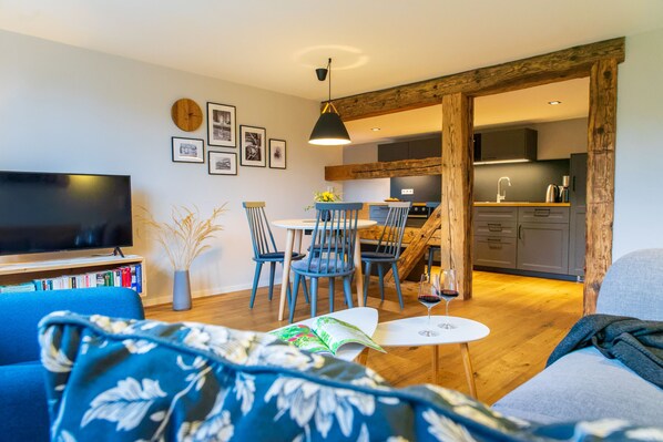 Smart TV, books, stereo