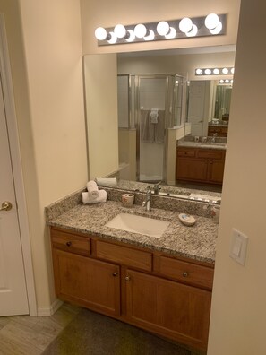 Tina con regadera, secadora de cabello, toallas, jabón 