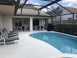 Alberca al aire libre y alberca climatizada