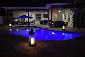 Outdoor dining - Tropical Luxury Escape – Heated Pool, Pets OK, IMG (Bradenton)