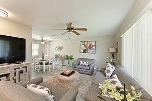 Smart TV, Netflix, Hulu, streaming services - Tropical Luxury Escape – Heated Pool, Pets OK, IMG (Bradenton)