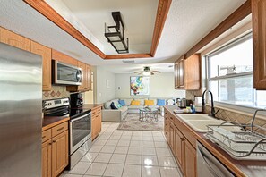 Fridge, microwave, oven, stovetop - Tropical Luxury Escape – Heated Pool, Pets OK, IMG (Bradenton)