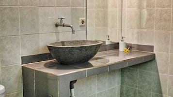Cottage | Bathroom | Shower, free toiletries, towels