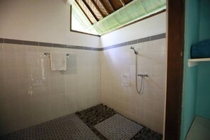 Cottage | Bathroom | Shower, free toiletries, towels - Kirana Homestay - Breeze Bungalow (Karangasem)
