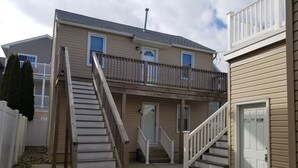 Un bâtiment à deux étages doté d’un balcon, d’une pièce utilitaire et d’un escalier menant au deuxième étage.