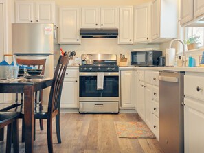 Fridge, microwave, stovetop, dishwasher