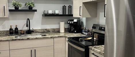 Réfrigérateur, four à micro-ondes, un four, surface de cuisson