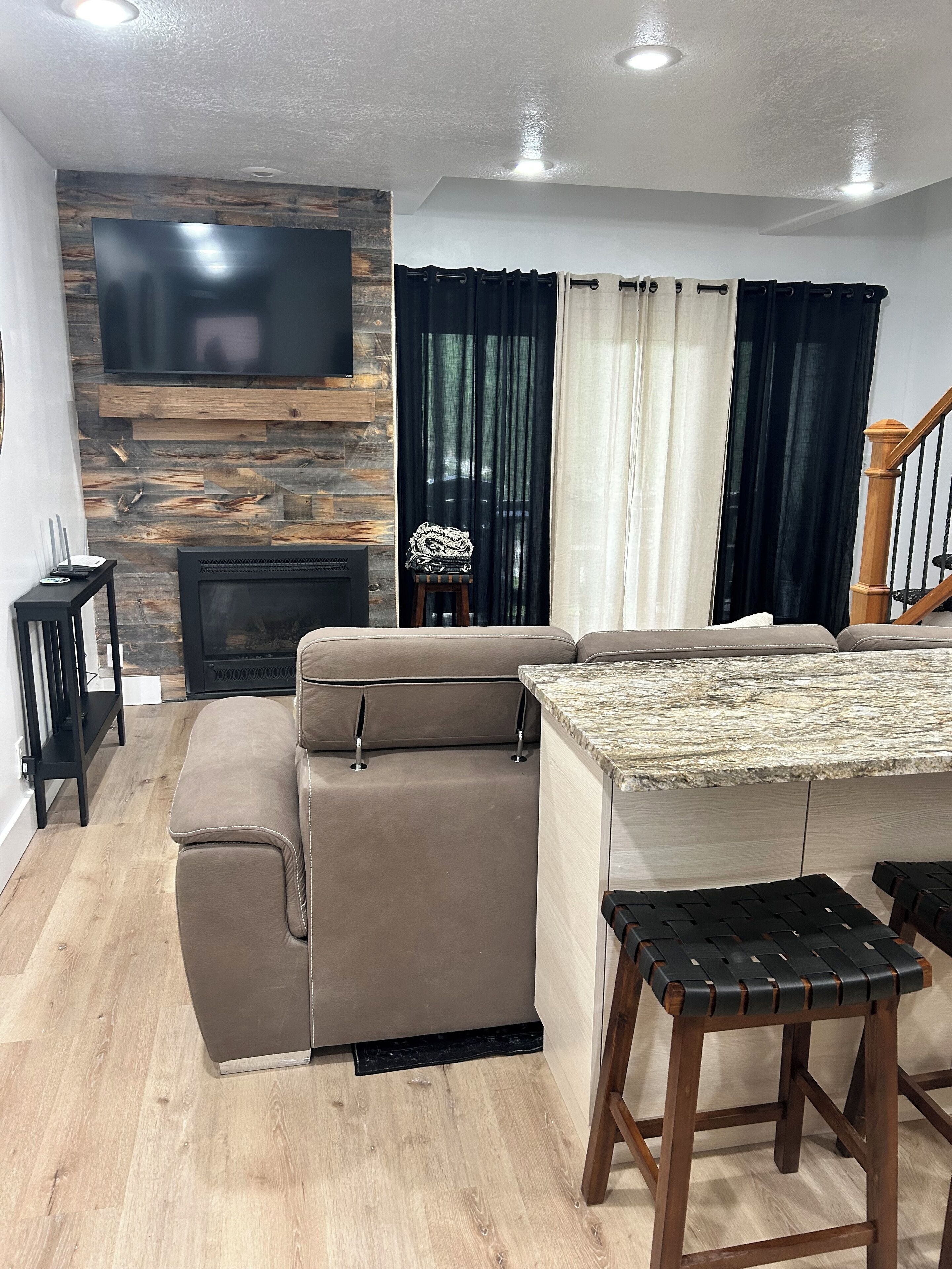 TV connectée, cheminée, livres