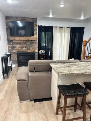 TV connectée, cheminée, livres