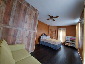 4 chambres, bureau, fer et planche à repasser, accès au Wi-Fi (inclus)