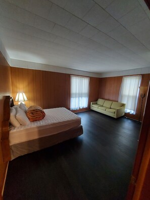 4 bedrooms, desk, iron/ironing board, free WiFi