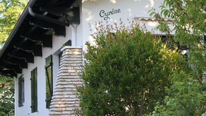 Un bâtiment doté d’une colonne en pierre et portant l’inscription « Cyrène » sur son mur.