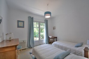 5 chambres, fer et planche à repasser, lit de bébé portatif