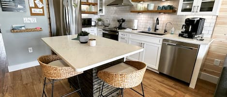 Coffee/tea maker, fridge, microwave, oven