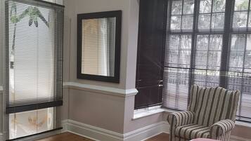 1 chambre, bureau, accès Internet, draps fournis