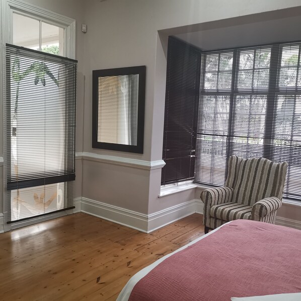 1 bedroom, desk, internet, bed sheets