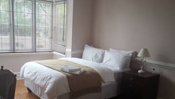 1 chambre, bureau, accès Internet, draps fournis