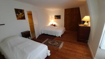 9 habitaciones, tabla de planchar con plancha y cuna de viaje